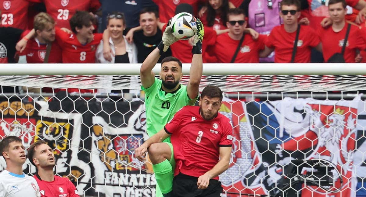 Mamardashvili gana un balón aéreo contra Chequia.
