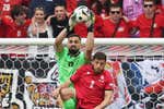 Mamardashvili se reconcilia con su país ante los alumnos de Xabi Alonso