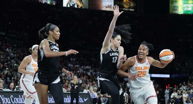 Megan Gustafson le gana la partida a Astou Ndour en la WNBA con la Selección en el punto de mira