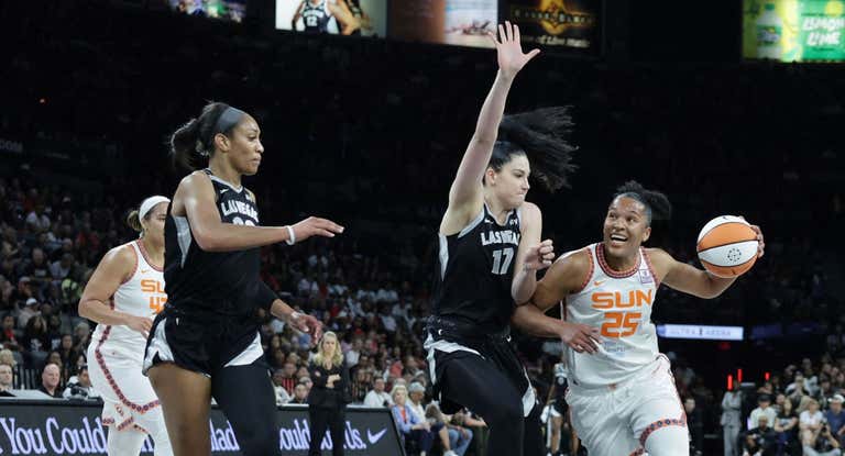 Megan Gustafson trata de parar la entrada de Alyssa Thomas.