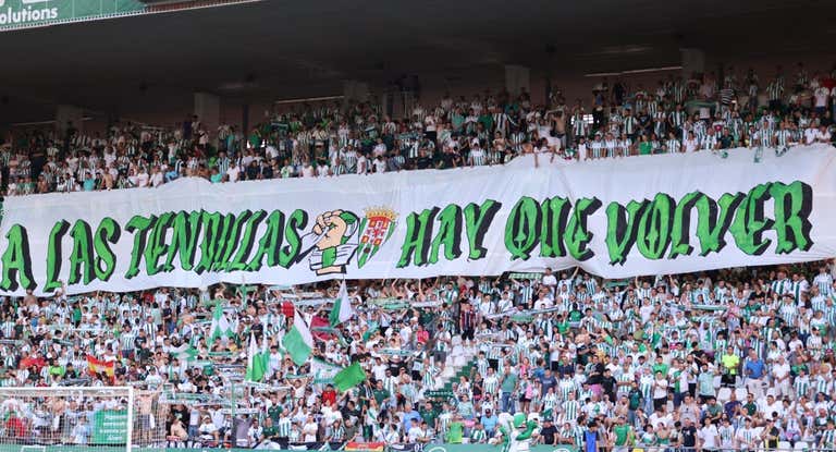 La grada de El Arcángel con una pancarta pidiendo el ascenso.