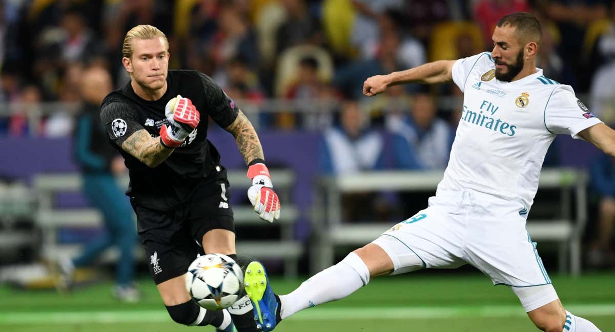 Karim Benzema incerpeta el balón de Karius antes de marcar en la final de la Champions, en Kiev. /Getty