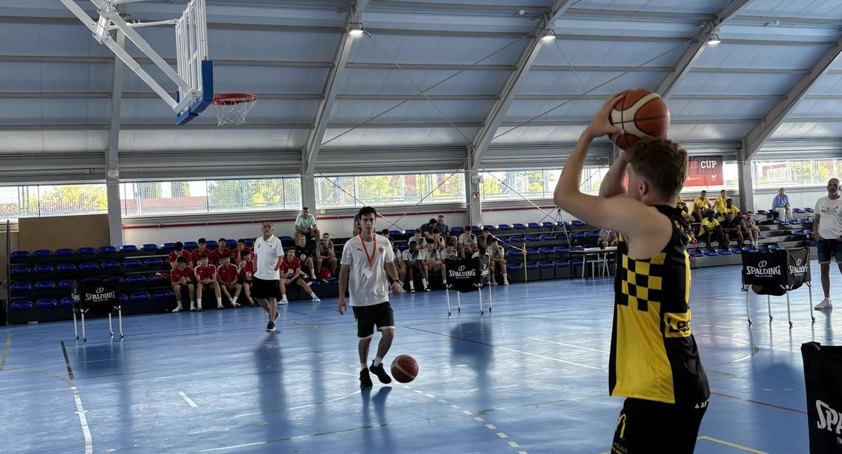 Noah Norgaard durante el concurso de triples.