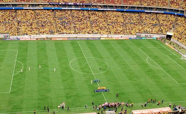 Imagen del estadio de Houston donde se ve que el césped no es el mejor.  EFE