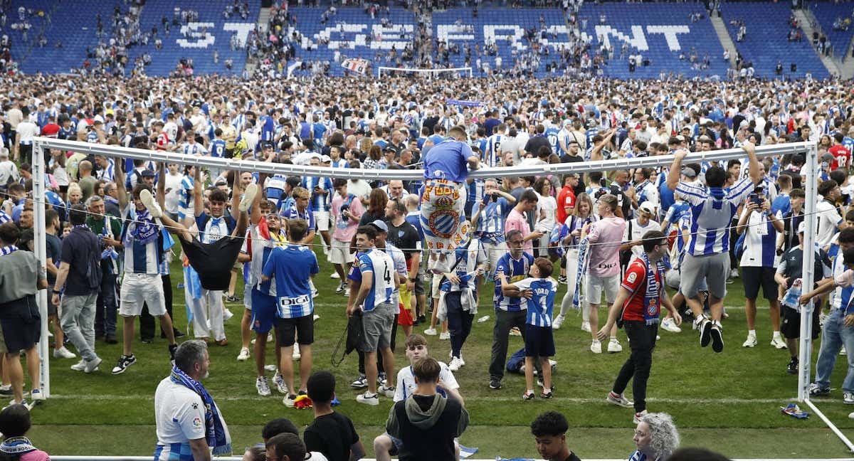 Los aficionados del Espanyol invadieron el terreno de juego al acabar el partido./