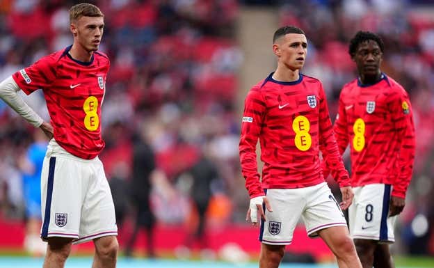 Cole Palmer, Phil Foden y Kobbie Mainoo, durante un calentamiento. REUTERS