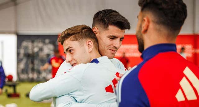 Morata hace de DJ en la discoteca de España en la que se mezcla el reguetón y AC/DC