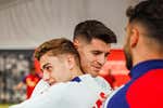 Morata hace de DJ en la discoteca de España en la que se mezcla el reguetón y AC/DC