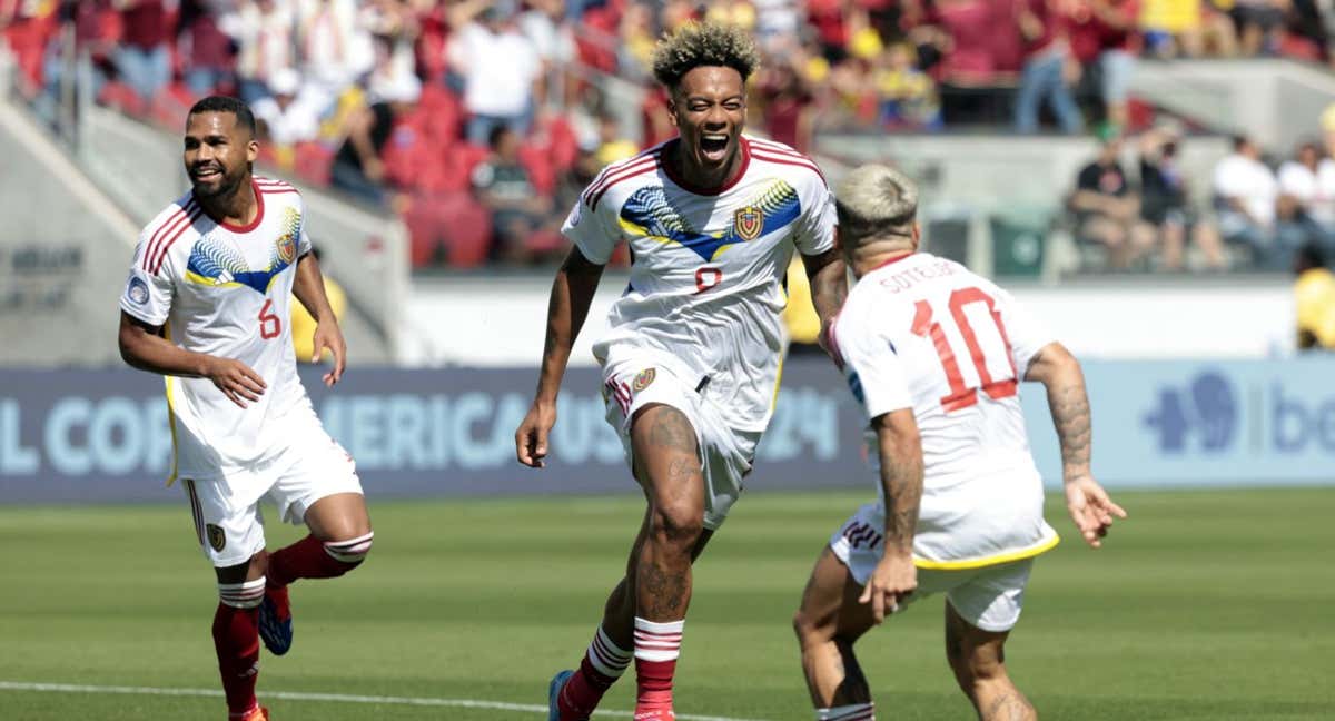 Cádiz celebra con Soteldo el gol del empate.