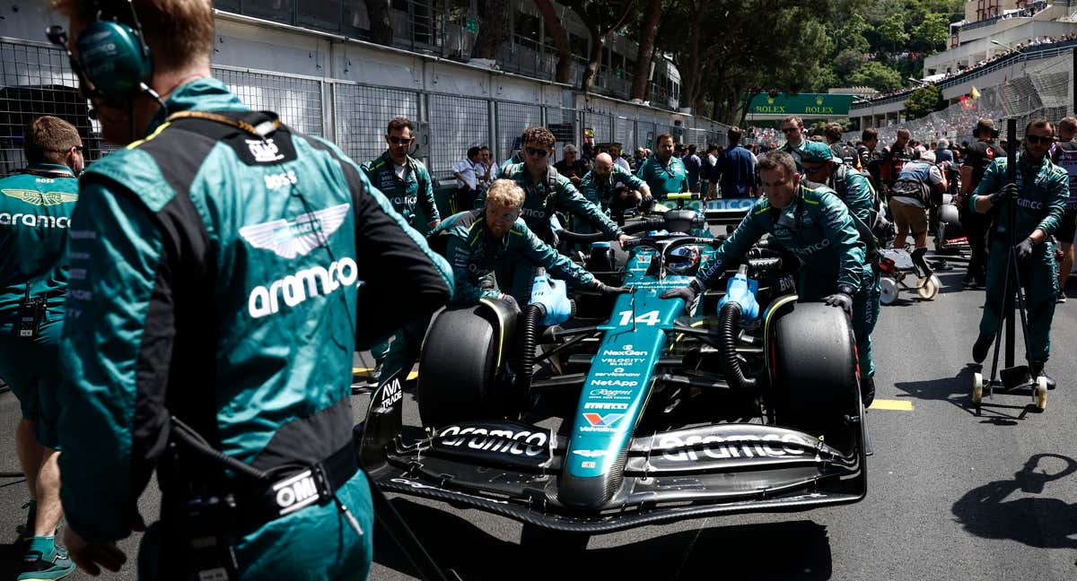 Mecánicos de Aston Martin, en la parrilla de Mónaco./REUTERS