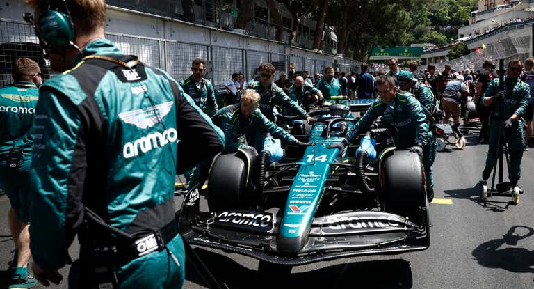 Mecánicos de Aston Martin, en la parrilla de Mónaco.