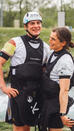 Pau Etxaniz junto a Maialen Chourraut, tras lograr la clasificación para París 2024.  BASQUE TEAM