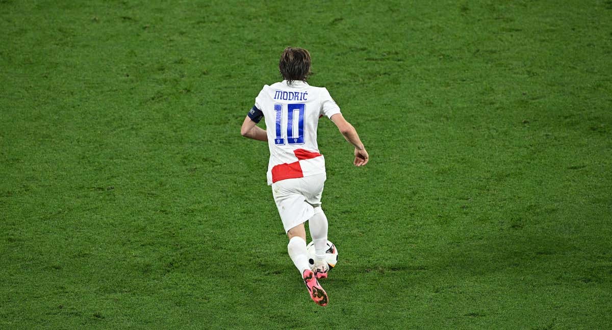 Luka Modric conduce el balón durante el Croacia-Italia de la Eurocopa de Alemania 2024./REUTERS