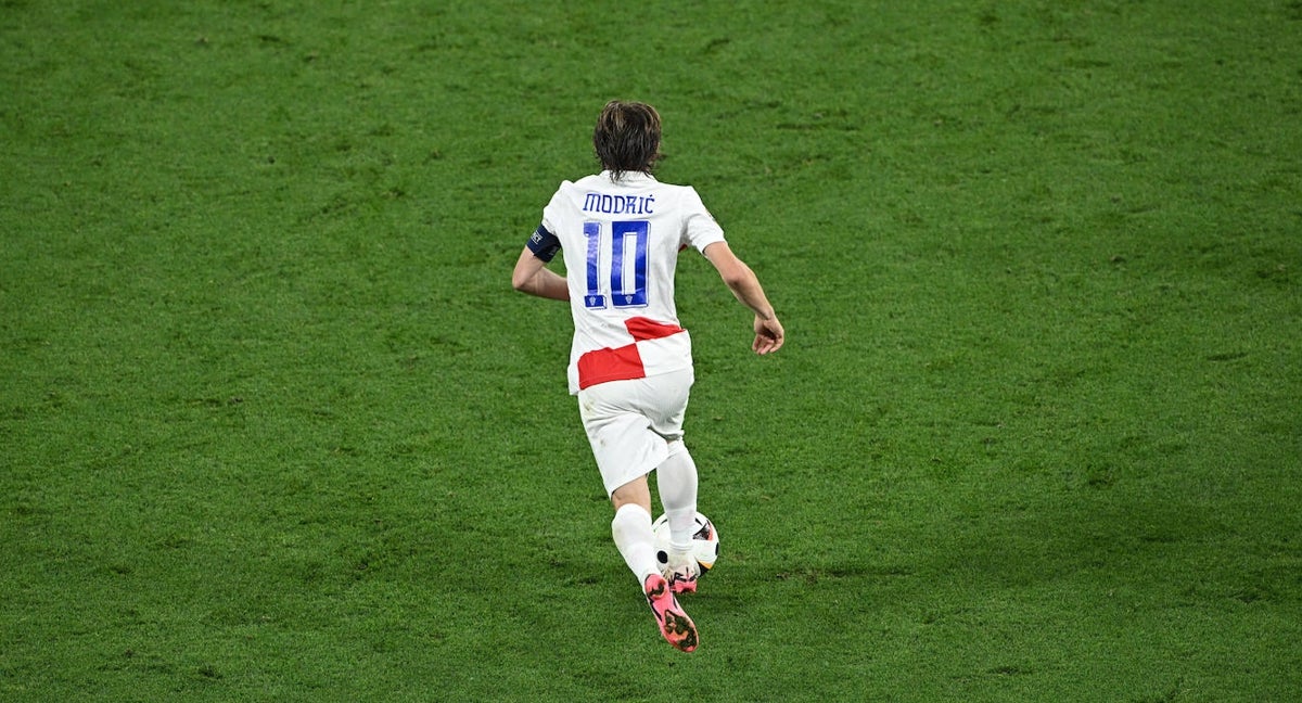 Luka Modric conduce el balón durante el Croacia-Italia de la Eurocopa de Alemania 2024.