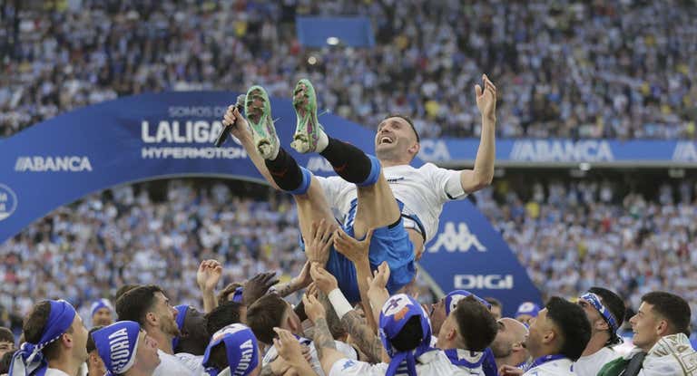 El Deportivo celebra el ascenso a Segunda.