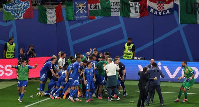 Italia lo hace a la italiana: gol en el 98 para llegar a octavos y tumbar a Croacia