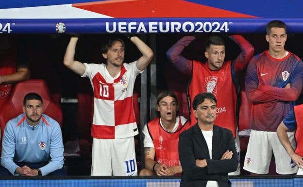 Modric sigue el partido contra Italia desde el banquillo. EFE