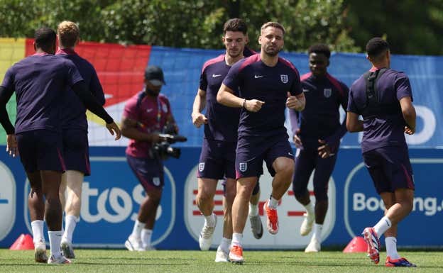 Shaw se entrenó este lunes con el grupo por primera vez. REUTERS