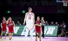Una china de 2.20 cm asombra en la Copa de Asia de baloncesto: es la mujer más alta del mundo