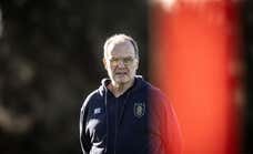 Las horas al sol de la afición para entender el impacto de Marcelo Bielsa en Uruguay