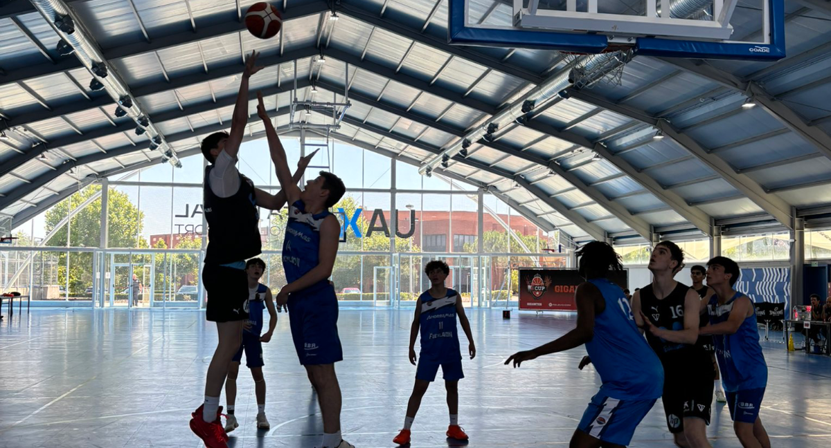 Los jugadores de La Pablo Laso Academy ante Movistar Estudiantes