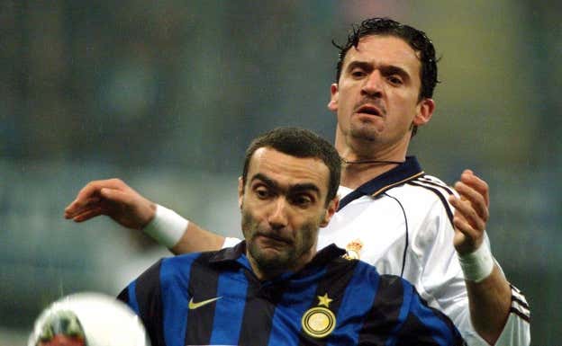Bergomi  le disputa un balón a Mijatovic.  REUTERS