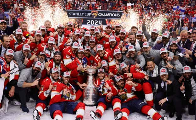Los Carolina Panthers con la Stanley Cup. USA Today Sports