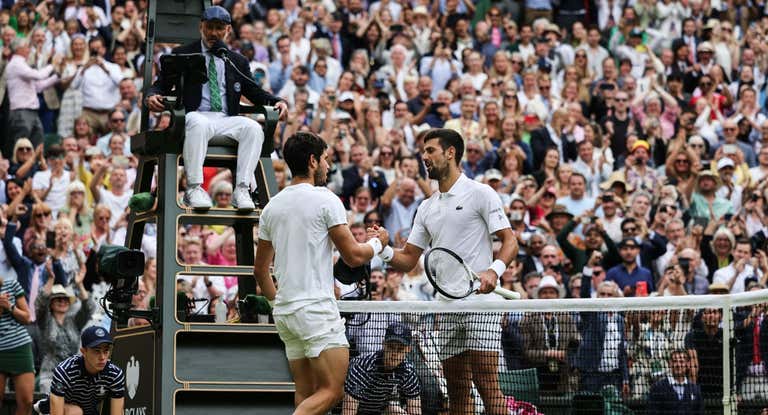 Alcaraz y Djokovic en un partido de Wimbledon 2024.