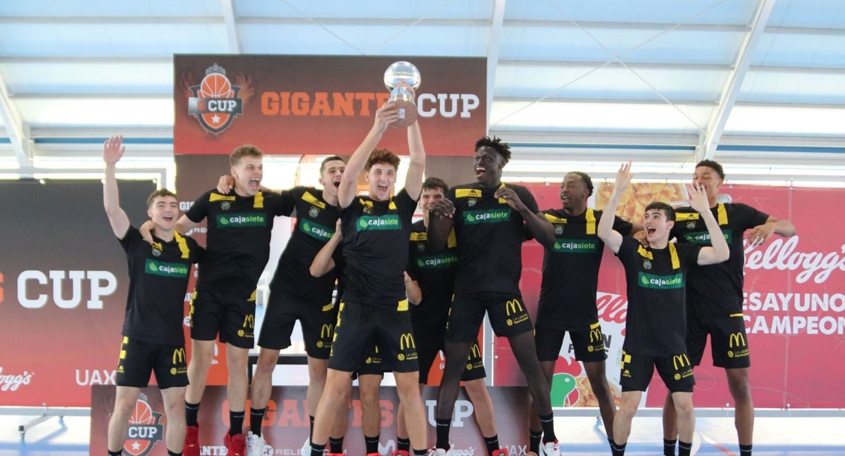 Los jugadores del Cajasiete Canarias celebran el título.