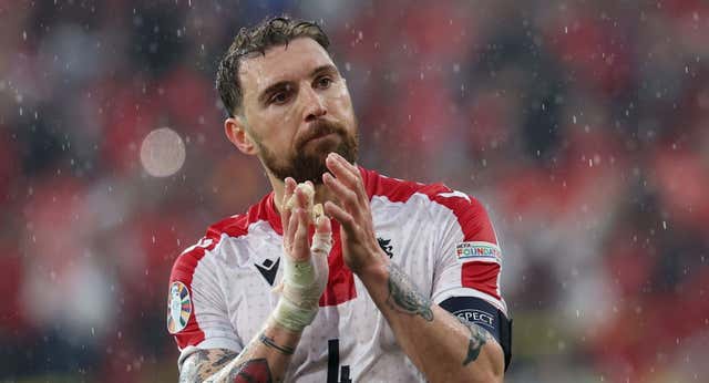 Guram Kashia y el valor de llevar el brazalete arcoíris ante uno de los países más homófobos del continente