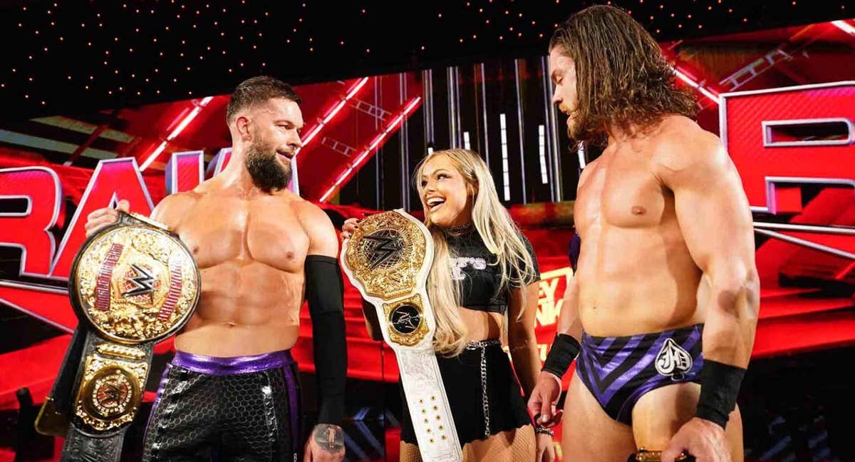 Liv Morgan posa con Finn Balor y JD McDonagh tras su victoria./WWE