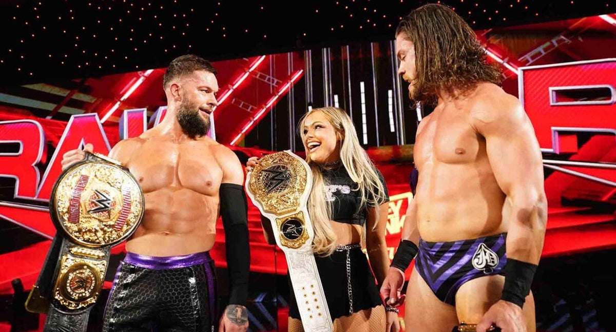 Liv Morgan posa con Finn Balor y JD McDonagh tras su victoria.
