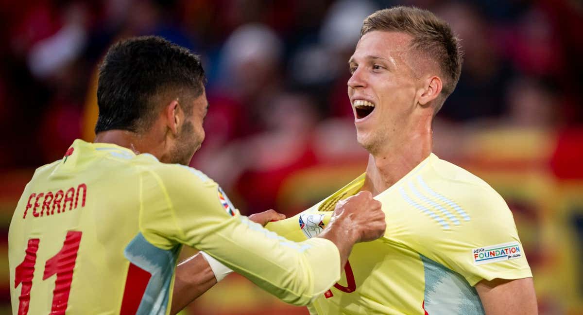 Dani Olmo es felicitado por Ferran tras el gran pase de gol que le dio ante Albania. /GETTY