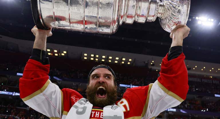 Aaron Ekblad levanta la Stanley Cup conquistada por los Panthers.