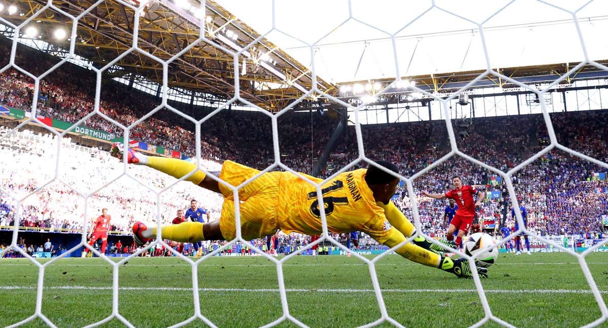 Lewandowski falla el primer penalti pero el colegiado lo mandó repetir. /GETTY