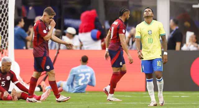 El pasillo de la tristeza de Brasil: caras largas, críticas de la afición y un «Ronaldinho tenía razón»