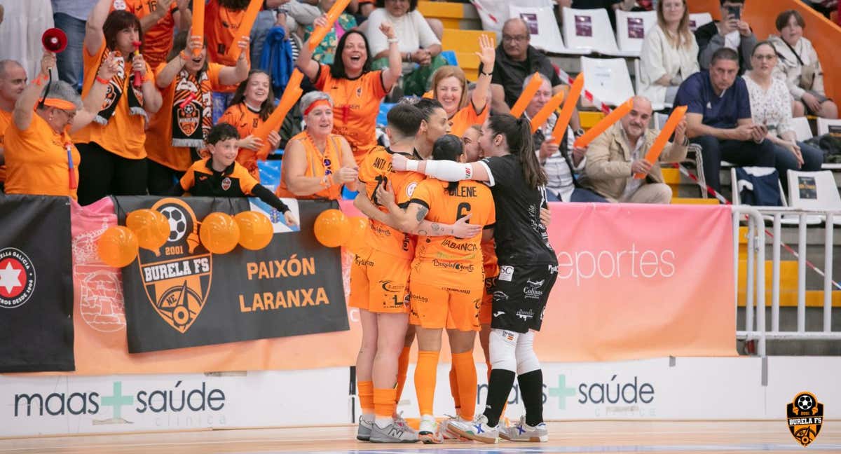Las jugadoras y la afición del conjunto gallego celebran el título liguero en Vista Alegre.