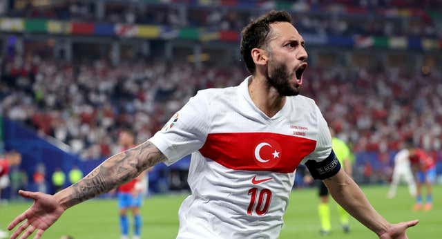 Turquía respira tras rozar la debacle y pasa a octavos