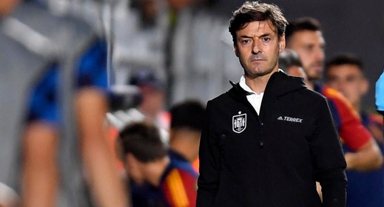 Santi Denia en un partido con la Selección.