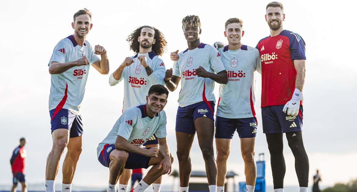 Fabián, Cucurella, Nico, Fermín, Unai Simón y Pedri posan en el último entrenamiento de la Selección. /RFEF