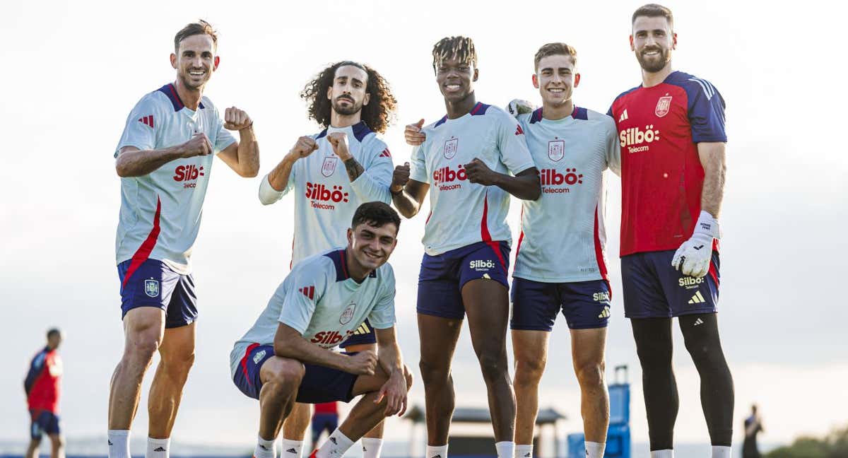 Fabián, Cucurella, Nico, Fermín, Unai Simón y Pedri posan en el último entrenamiento de la Selección.