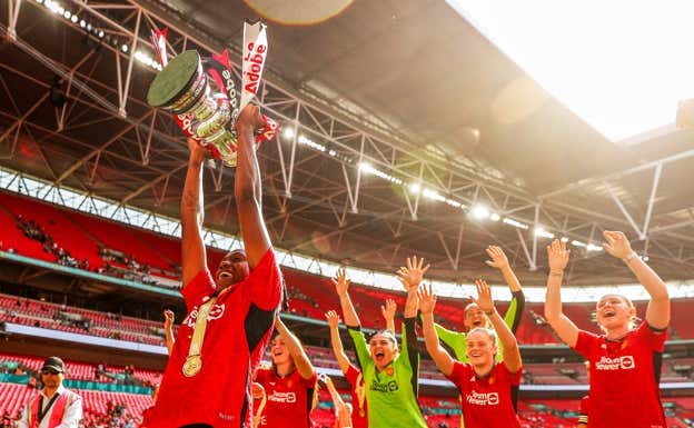 Las jugadoras levantando la FA Cup.  MANCHESTER UNITED WOMEN