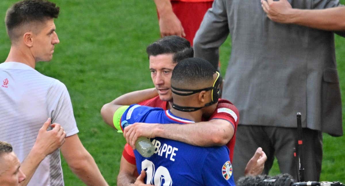 Mbappé y Lewandowski, en el Francia-Polonia./AFP