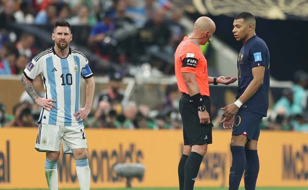Szymon Marciniak durante la final del Mundial en una jugada con Messi y Mbappé.  Maja Hitij | Getty Images