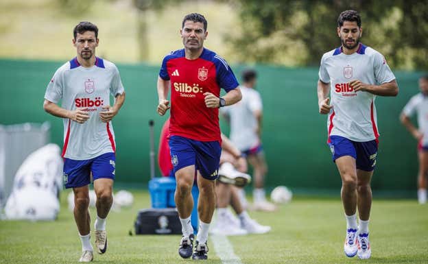 Ayoze y Navas realizan carrera este viernes junto a Antonio Gómez, uno de los preparadores físicos.  RFEF