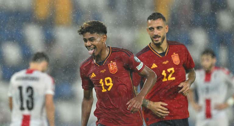Lamine, con Joselu detrás, celebra uno de los goles de España a Georgia en el 1-7 de noviembre.