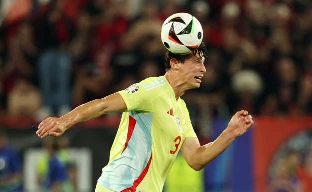 Le Normand, despeja un balón de cabeza.  EFE