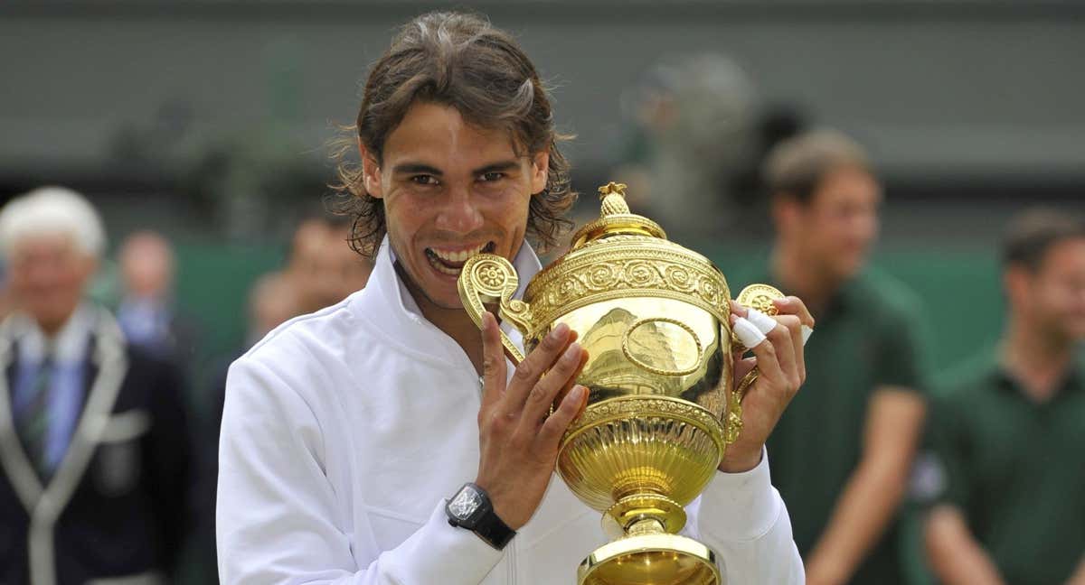 Nadal muerde el trofeo de Wimbledon tras su victoria de 2010./REUTERS