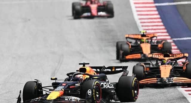 Max Verstappen resiste los golpes de los Mclaren; Carlos Sainz, quinto, y Fernando Alonso, de vacío