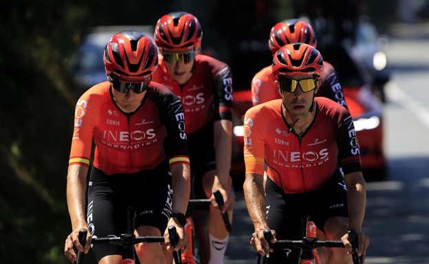 Carlos Rodríguez y Jonathan Castroviejo, rodando con Ineos Grenadiers.  EFE/EPA/GUILLAUME HORCAJUELO